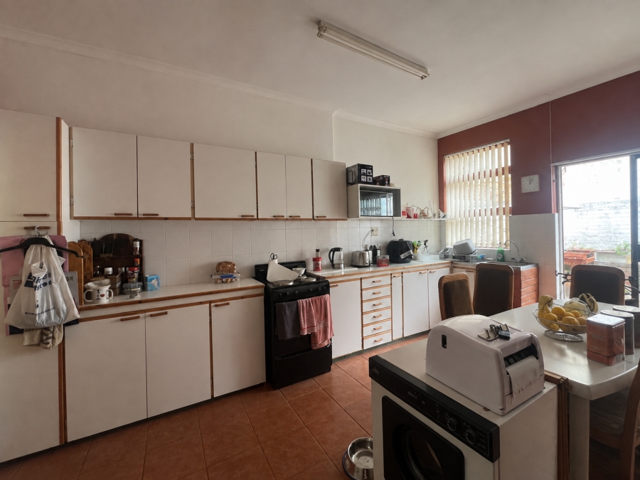 2 Bedroom Property for Sale in Vredehoek Western Cape